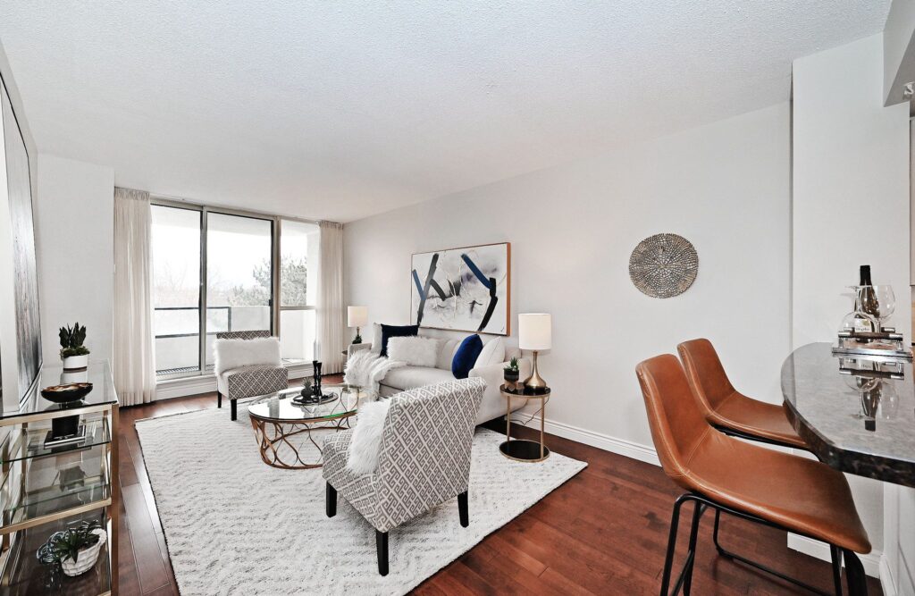 408-55 Austin Drive, Unionville - Living Room